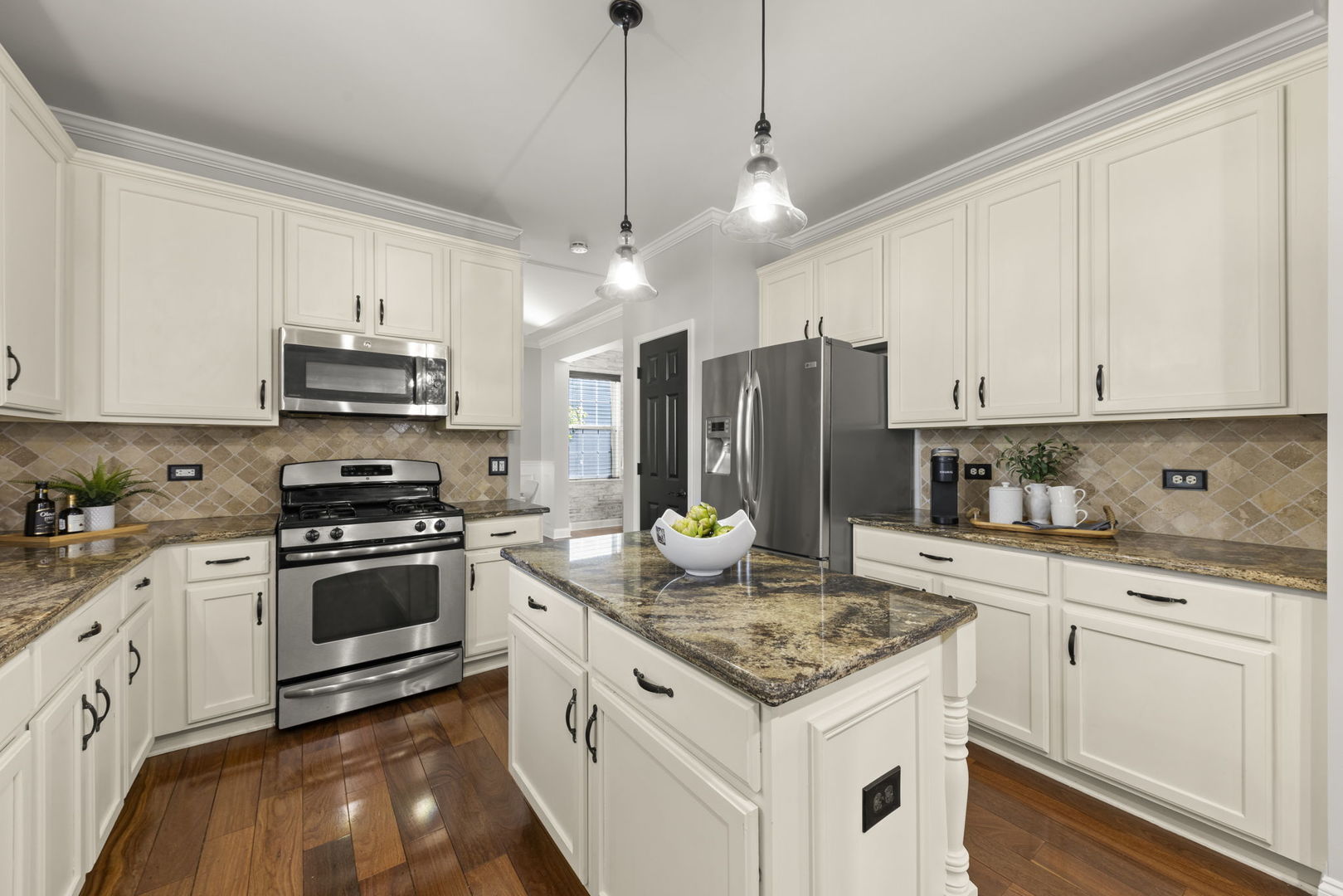 812 Metropolitan Avenue, Bolingbrook, IL 60490