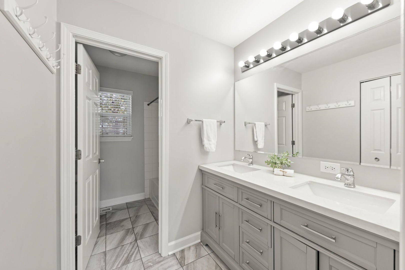 812 Metropolitan Avenue, Bolingbrook, IL 60490