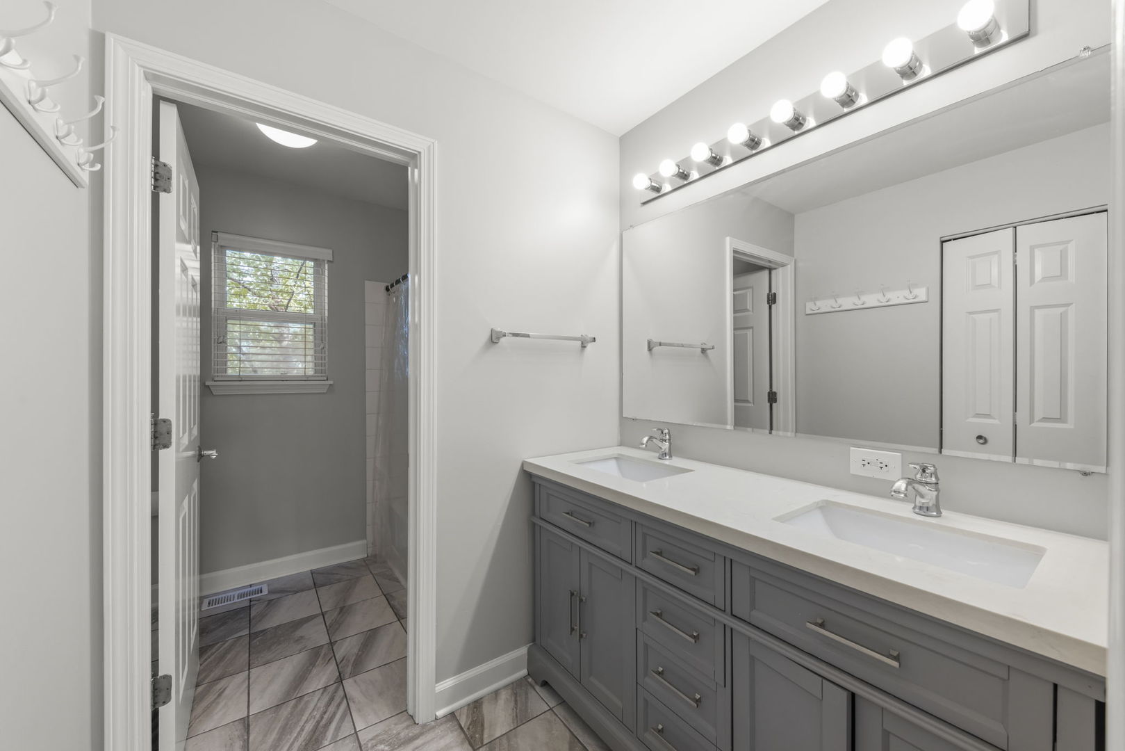 812 Metropolitan Avenue, Bolingbrook, IL 60490
