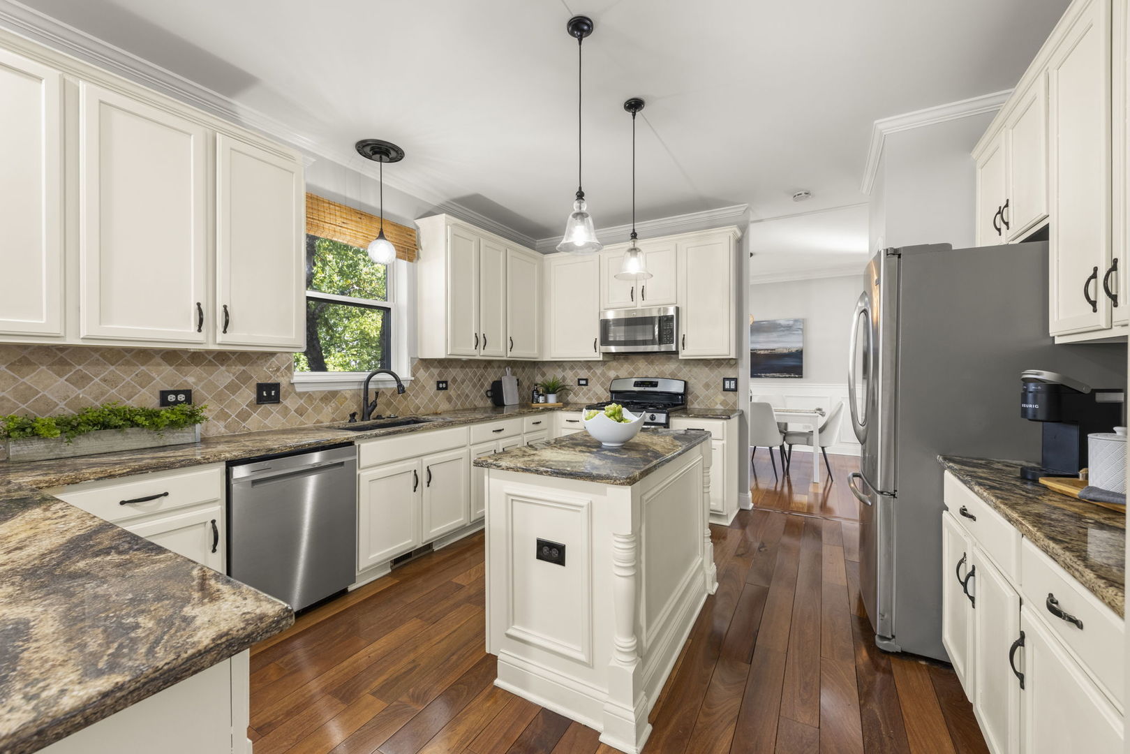 812 Metropolitan Avenue, Bolingbrook, IL 60490