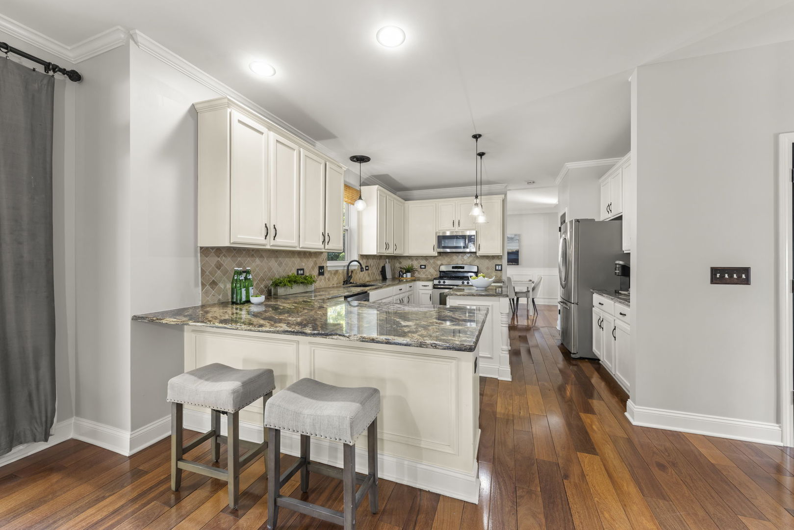 812 Metropolitan Avenue, Bolingbrook, IL 60490