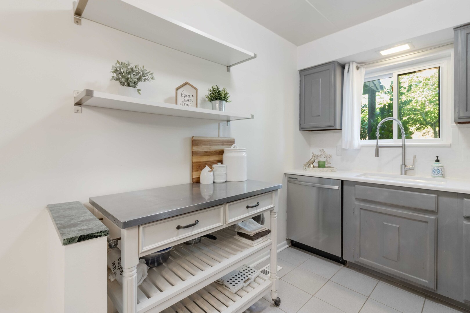 67 W 64th Street #101, Westmont, IL 60559