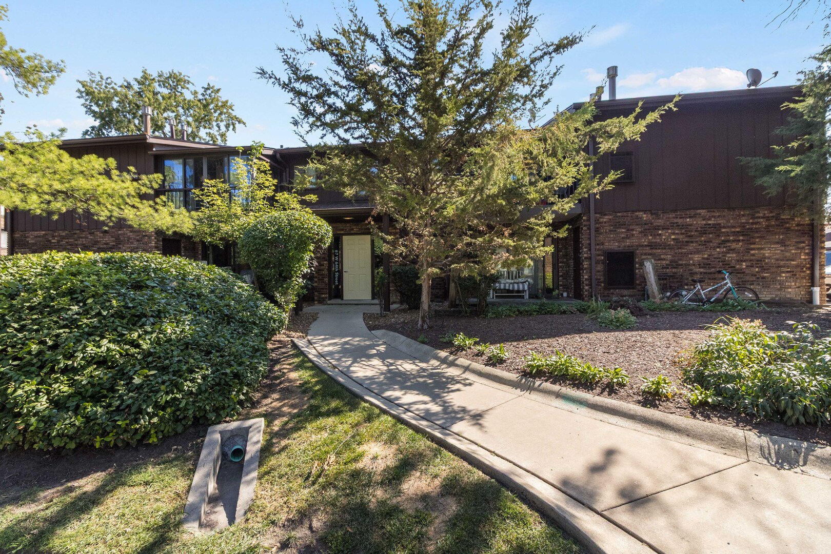 67 W 64th Street #101, Westmont, IL 60559