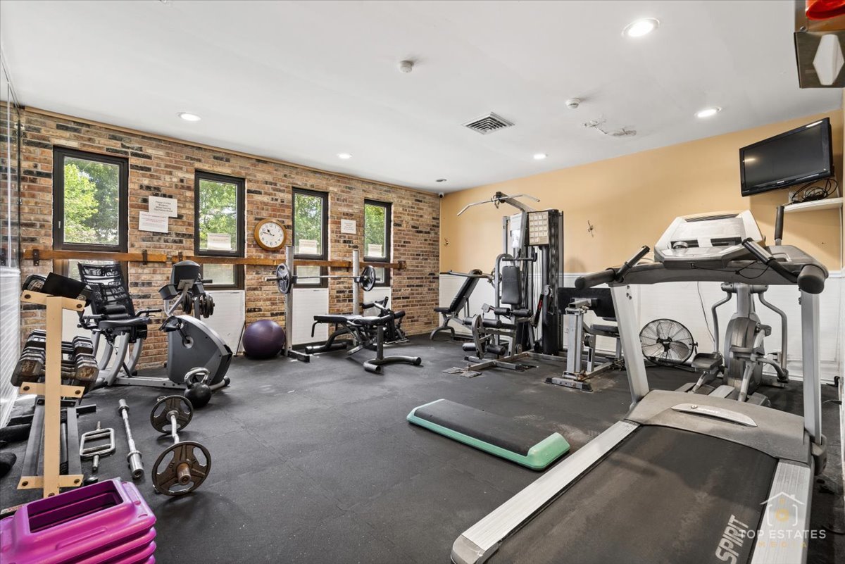 11B Kingery Quarter #107, Willowbrook, IL 60527