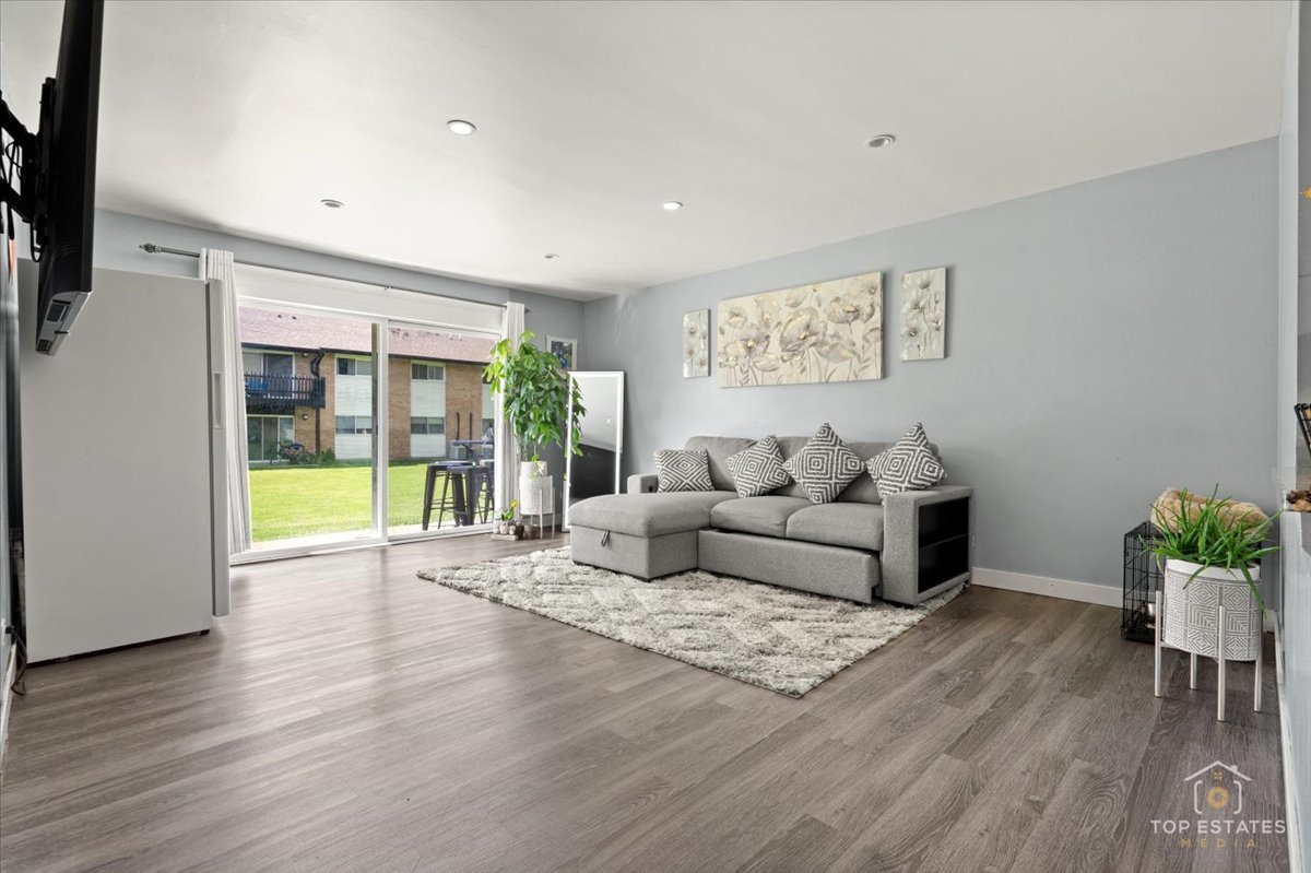 11B Kingery Quarter #107, Willowbrook, IL 60527