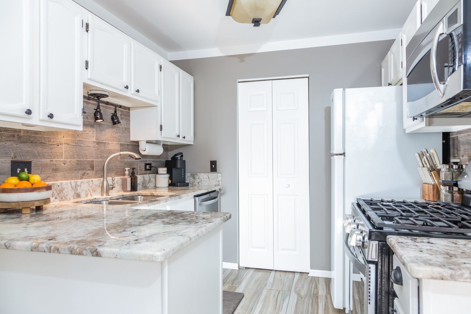 699 GREENFIELD Court #B2, Bartlett, IL 60103