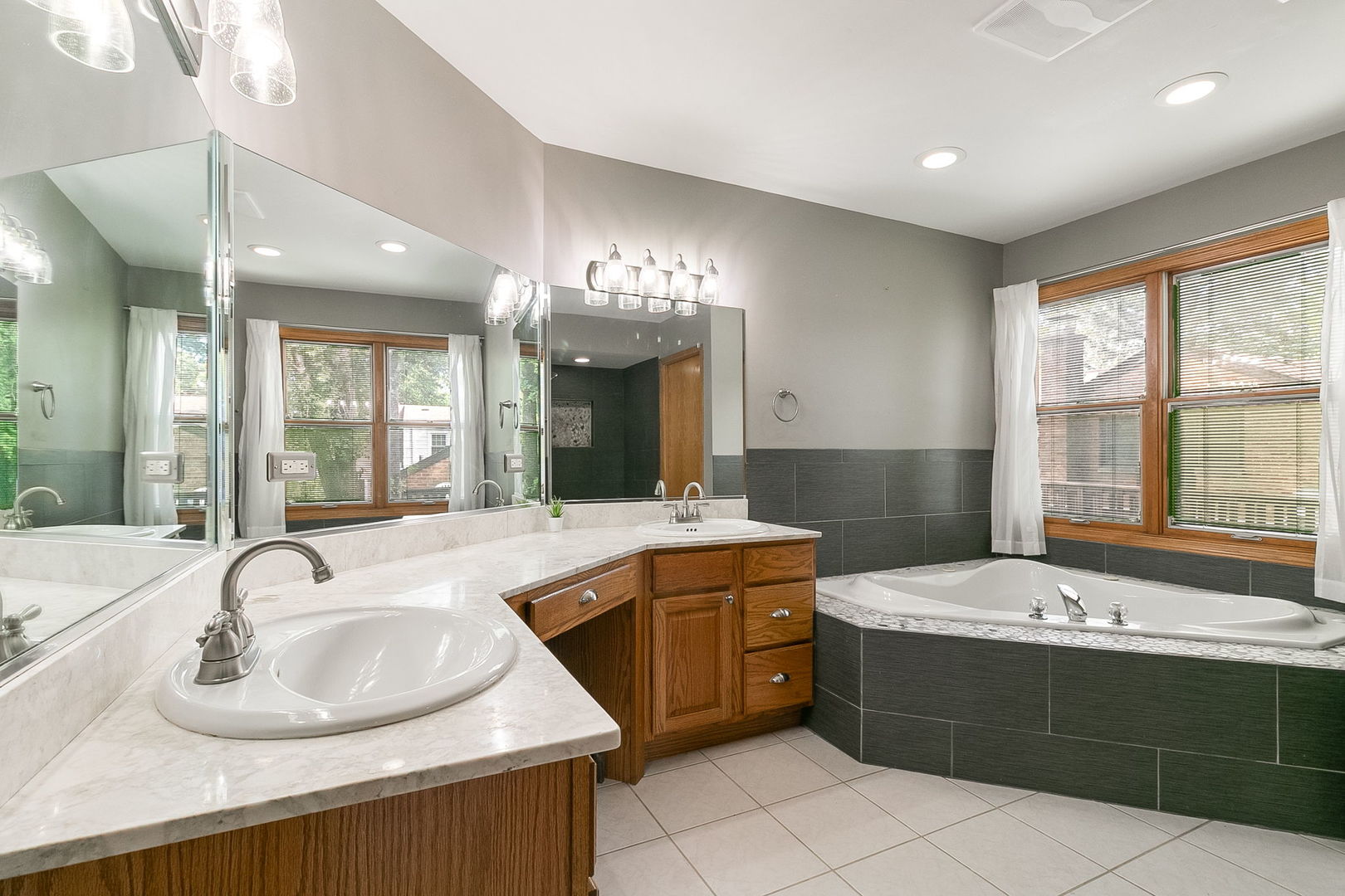 9711 Tulley Avenue, Oak Lawn, IL 60453