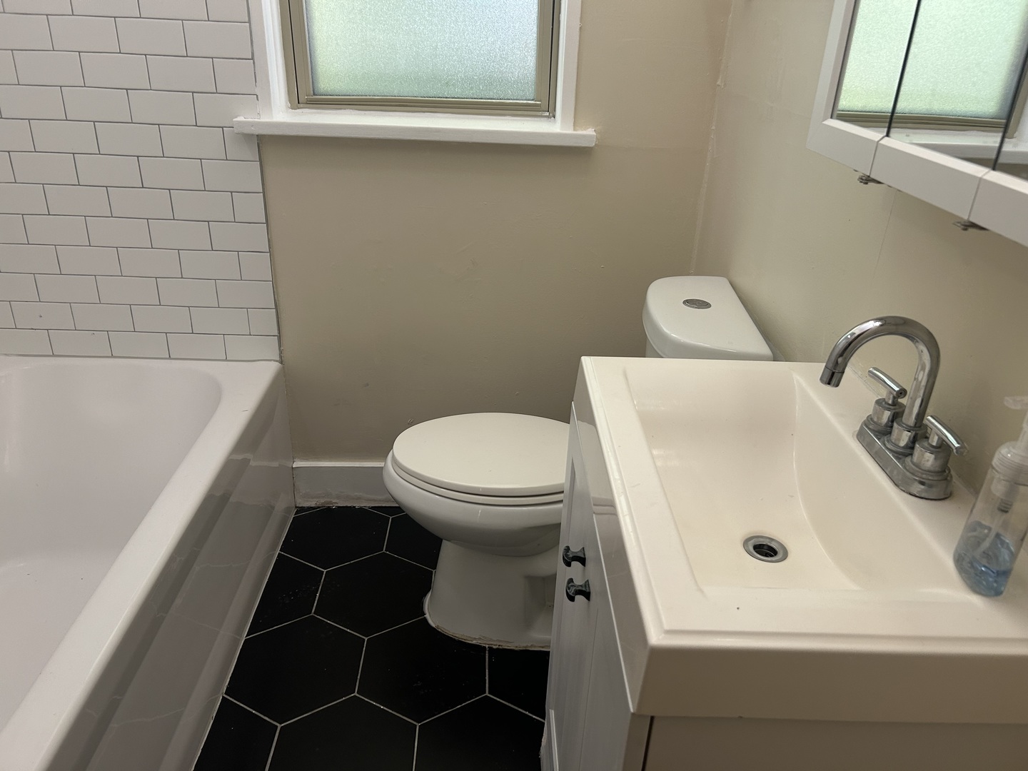 3240 W Victoria Street, Chicago, IL 60659