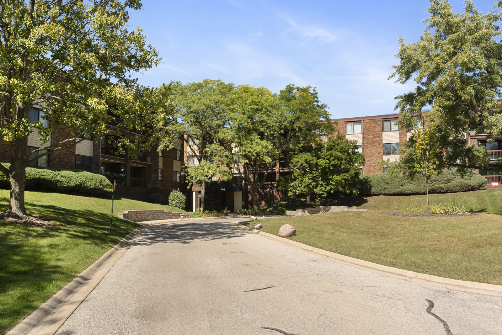 440 Raintree Court #1D, Glen Ellyn, IL 60137