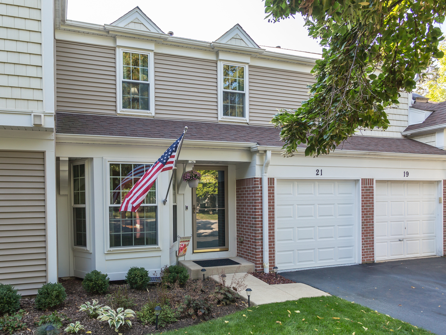 21 E Shag Bark Lane, Streamwood, IL 60107