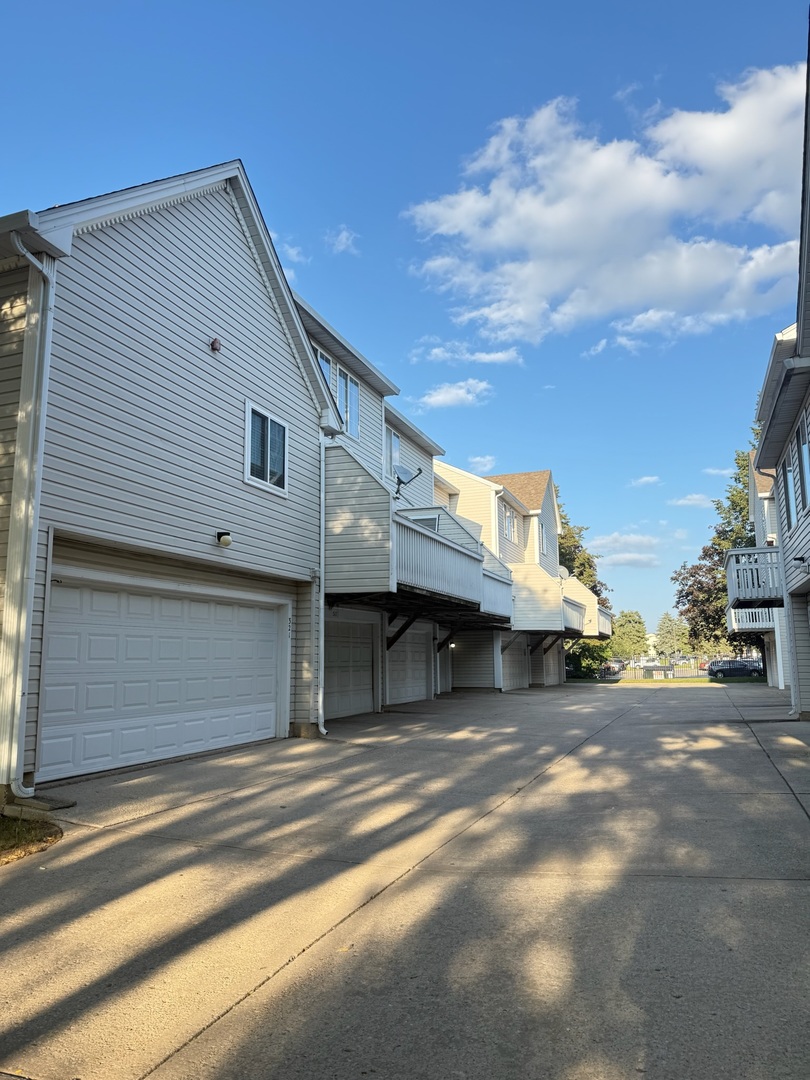 321 Candlelight Court, Bolingbrook, IL 60440