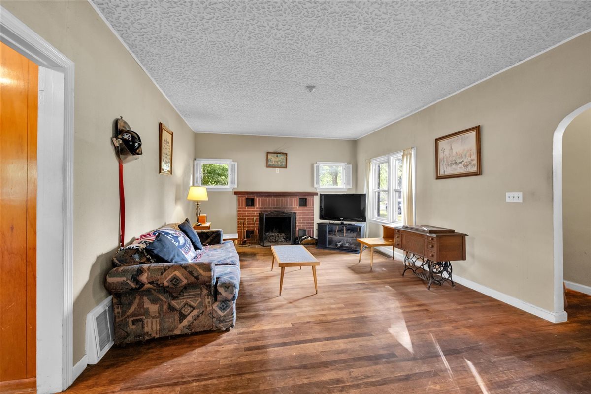 327 Lakelawn Boulevard, Aurora, IL 60506