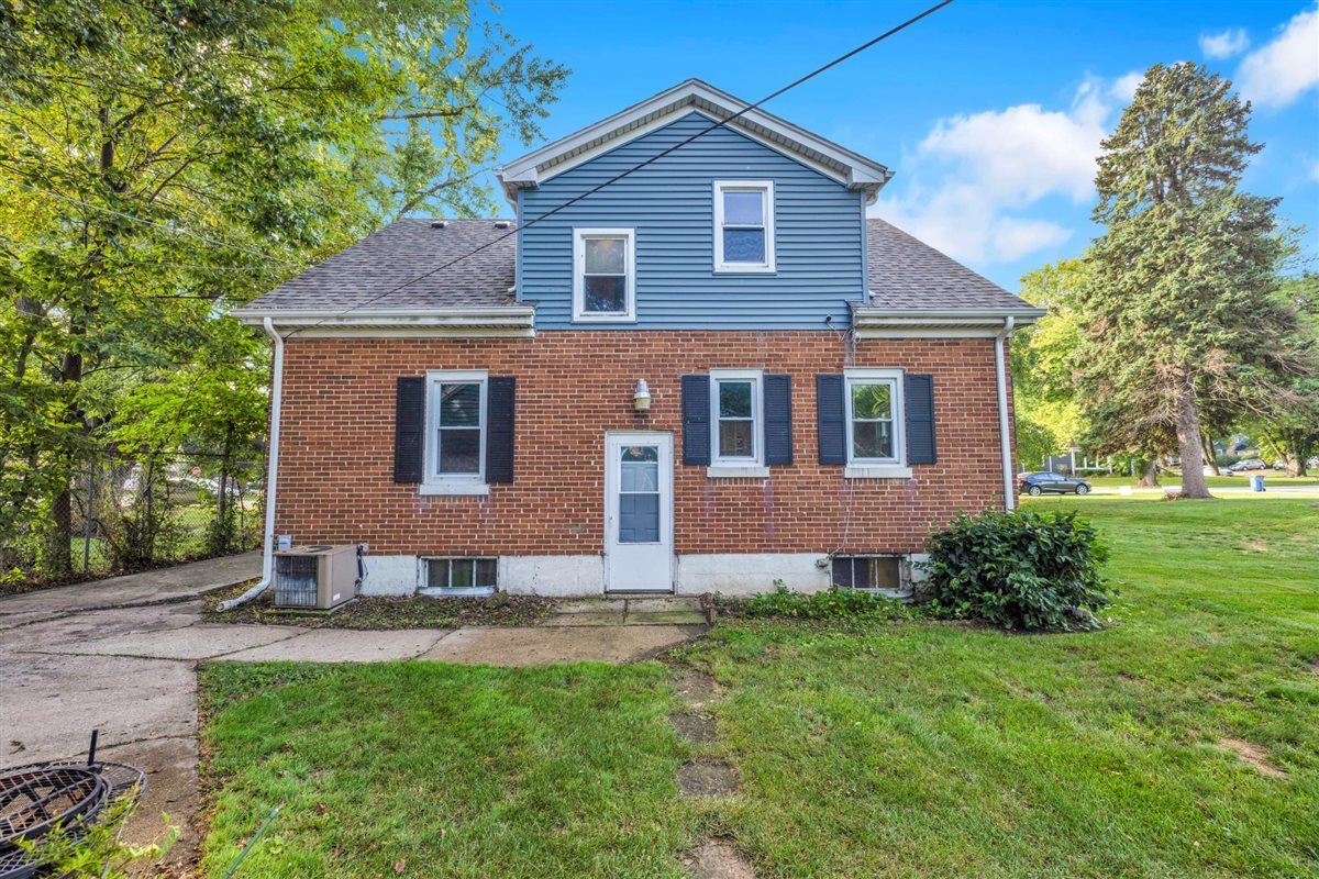 327 Lakelawn Boulevard, Aurora, IL 60506