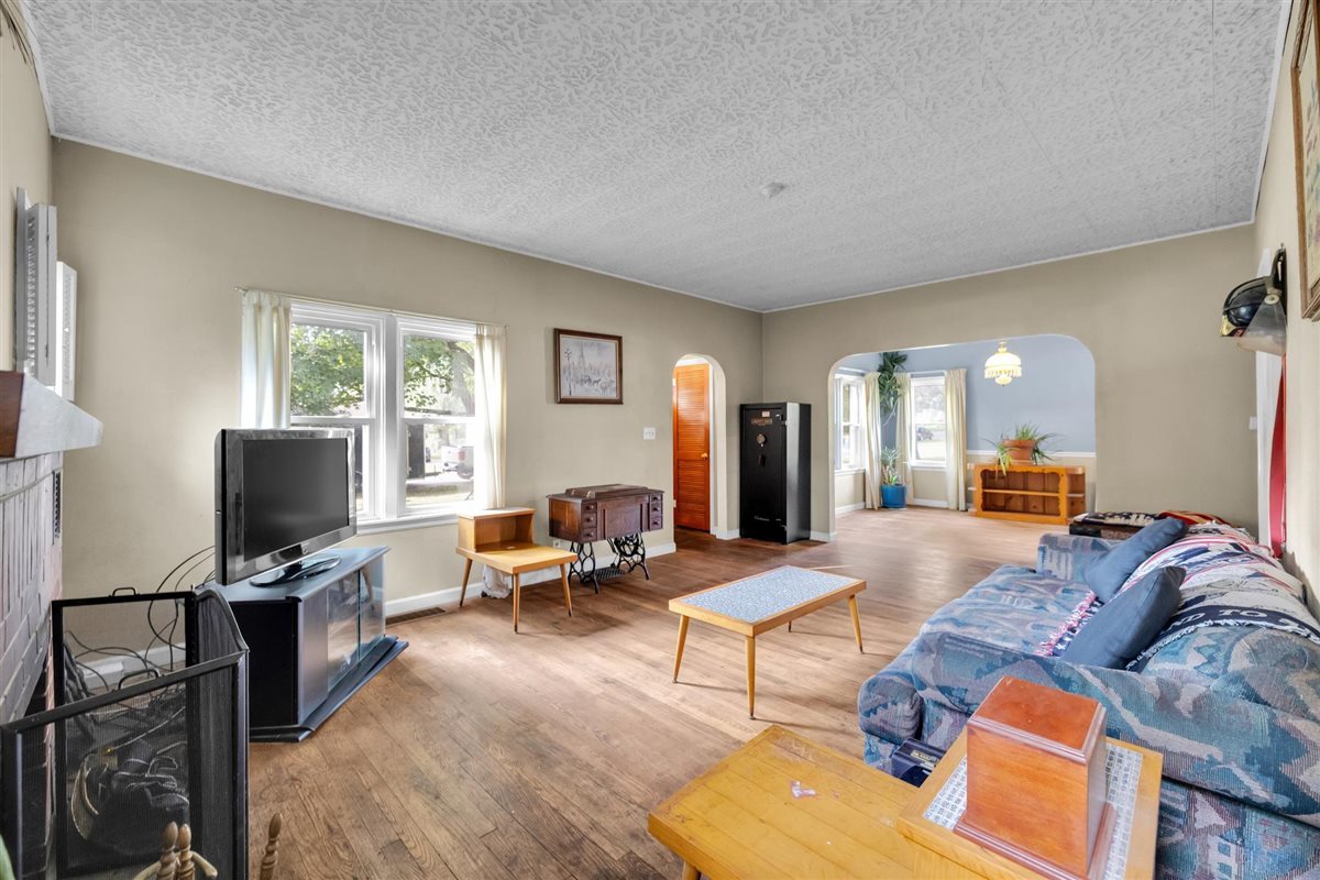 327 Lakelawn Boulevard, Aurora, IL 60506