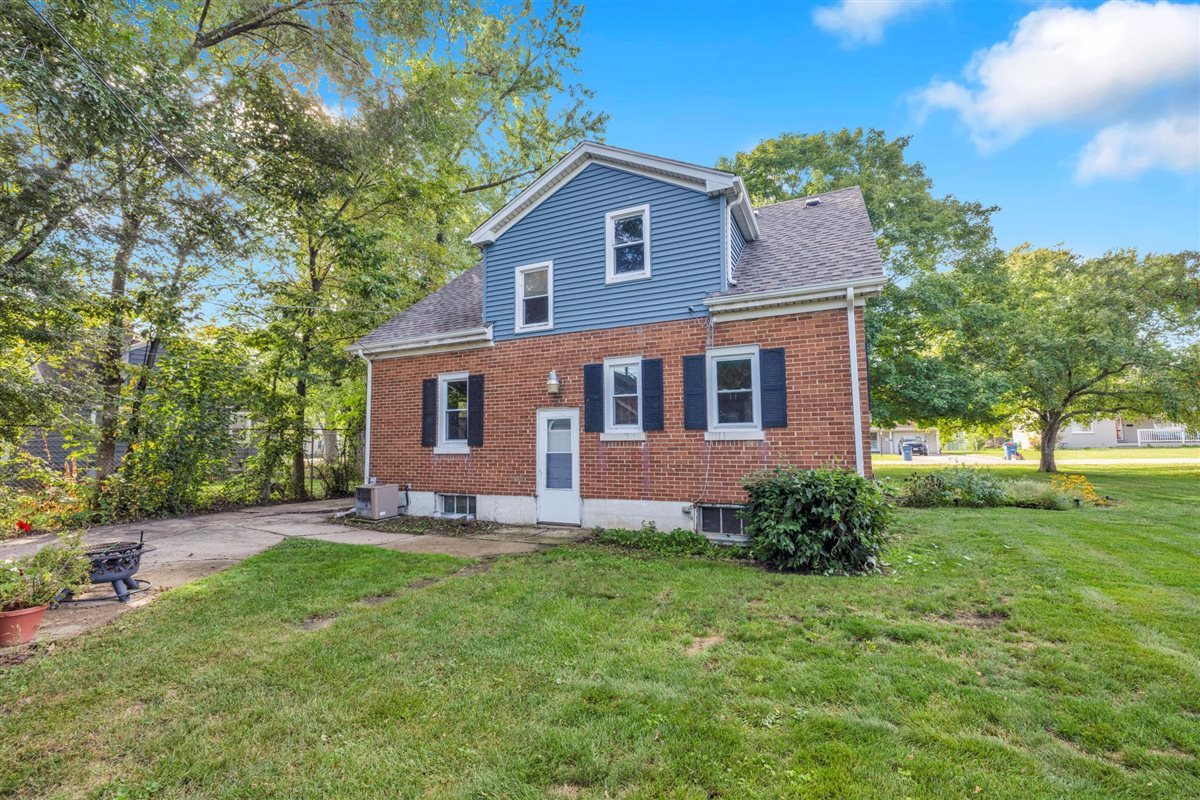 327 Lakelawn Boulevard, Aurora, IL 60506