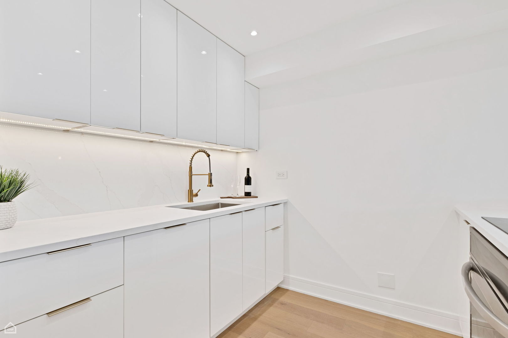 1560 N Sandburg Terrace #1011J, Chicago, IL 60610