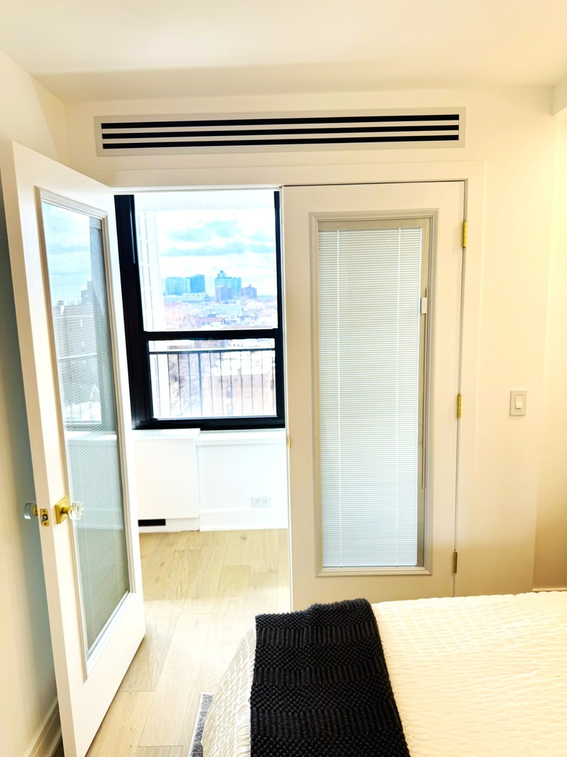 1560 N Sandburg Terrace #1011J, Chicago, IL 60610
