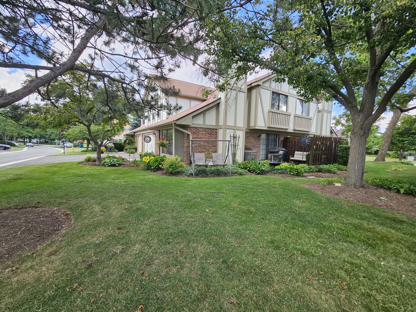 1745 Ennis Lane, Wheaton, IL 60189