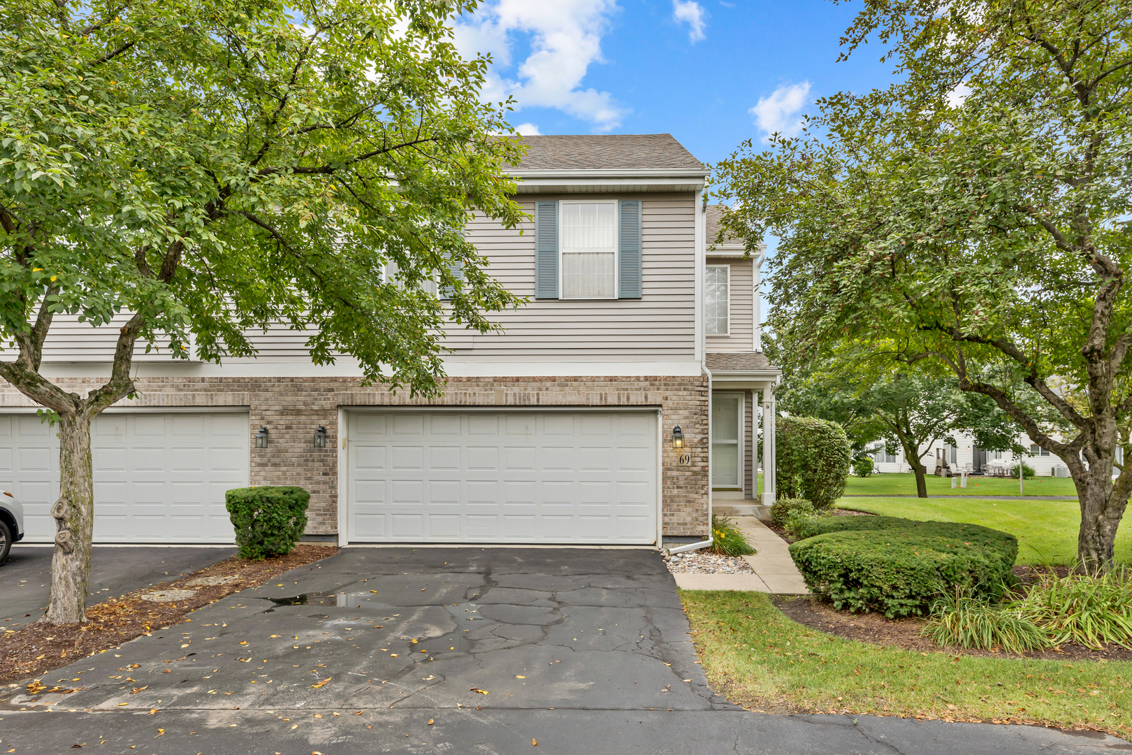 69 Colonial Court, Streamwood, IL 60107
