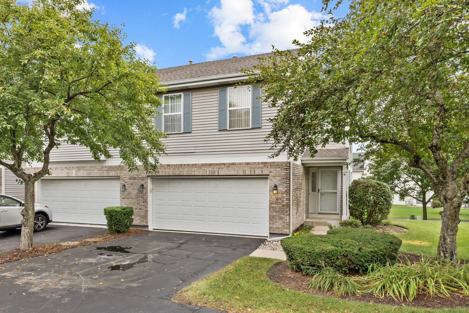 69 Colonial Court, Streamwood, IL 60107