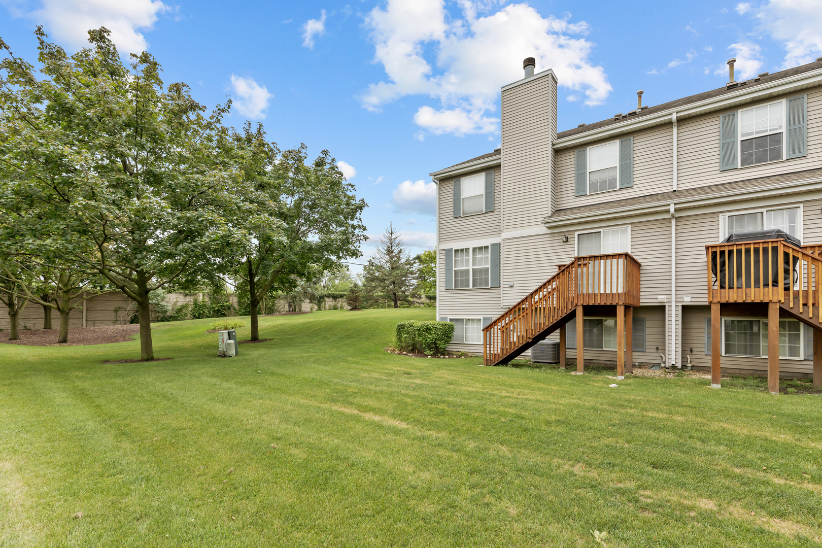 69 Colonial Court, Streamwood, IL 60107