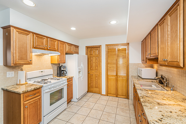 1305 Kingsbury Drive, Hanover Park, IL 60133