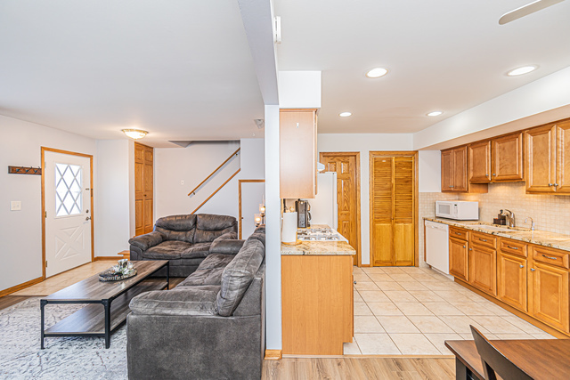 1305 Kingsbury Drive, Hanover Park, IL 60133