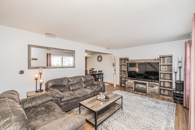 1305 Kingsbury Drive, Hanover Park, IL 60133