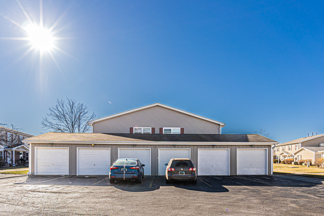 1305 Kingsbury Drive, Hanover Park, IL 60133