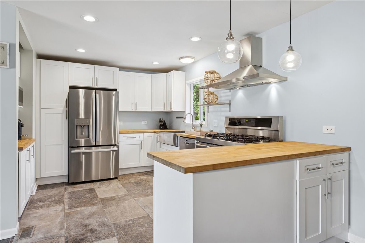 370 Flagstaff Lane, Hoffman Estates, IL 60169