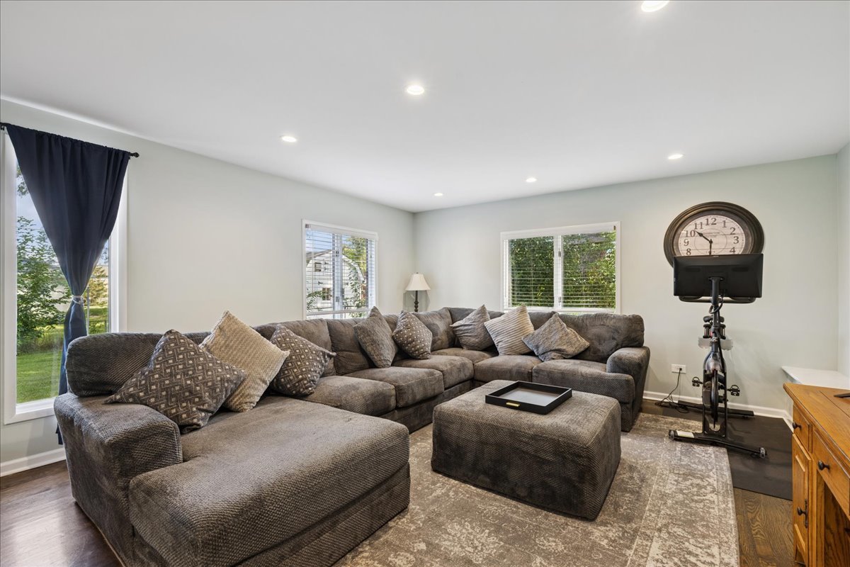 370 Flagstaff Lane, Hoffman Estates, IL 60169