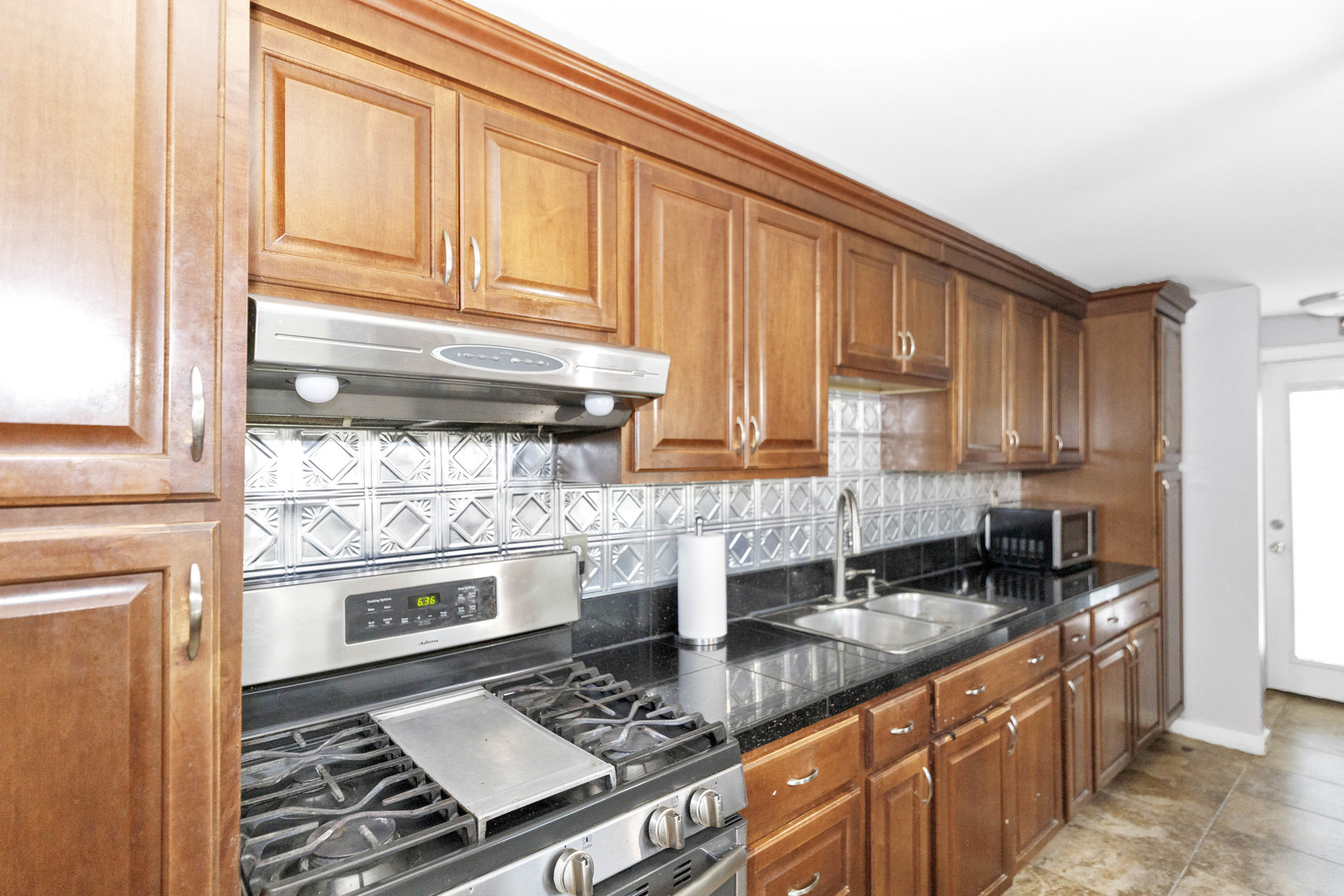 512 Tyler Drive, Carpentersville, IL 60110