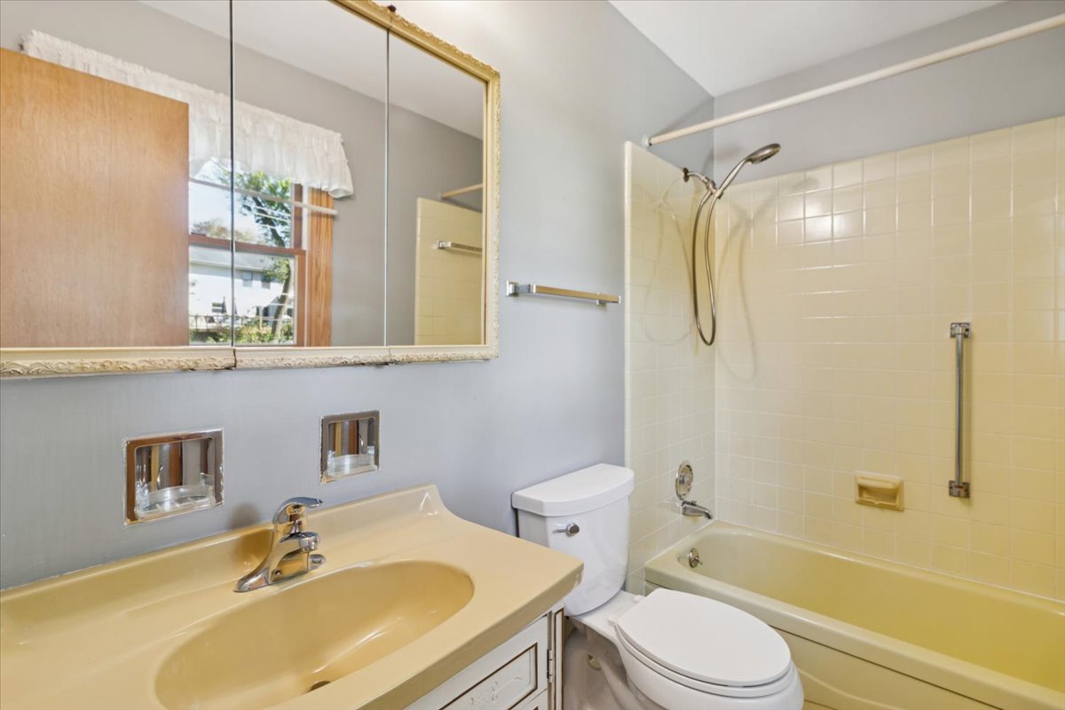 696 N Stephen Drive, Palatine, IL 60067