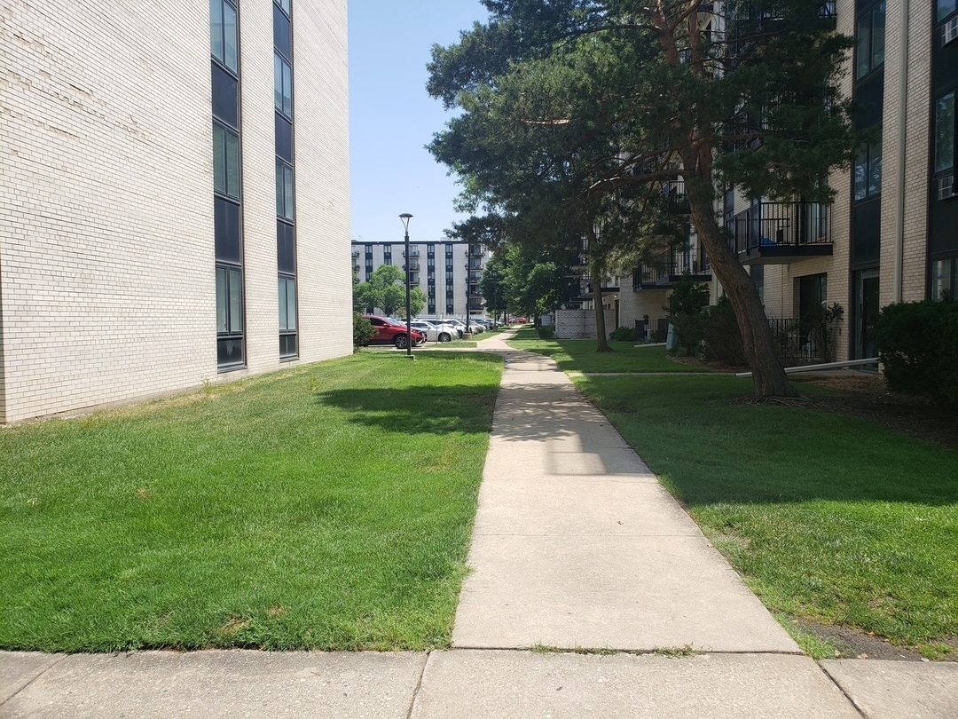 9701 N Dee Road #6H, Niles, IL 60714