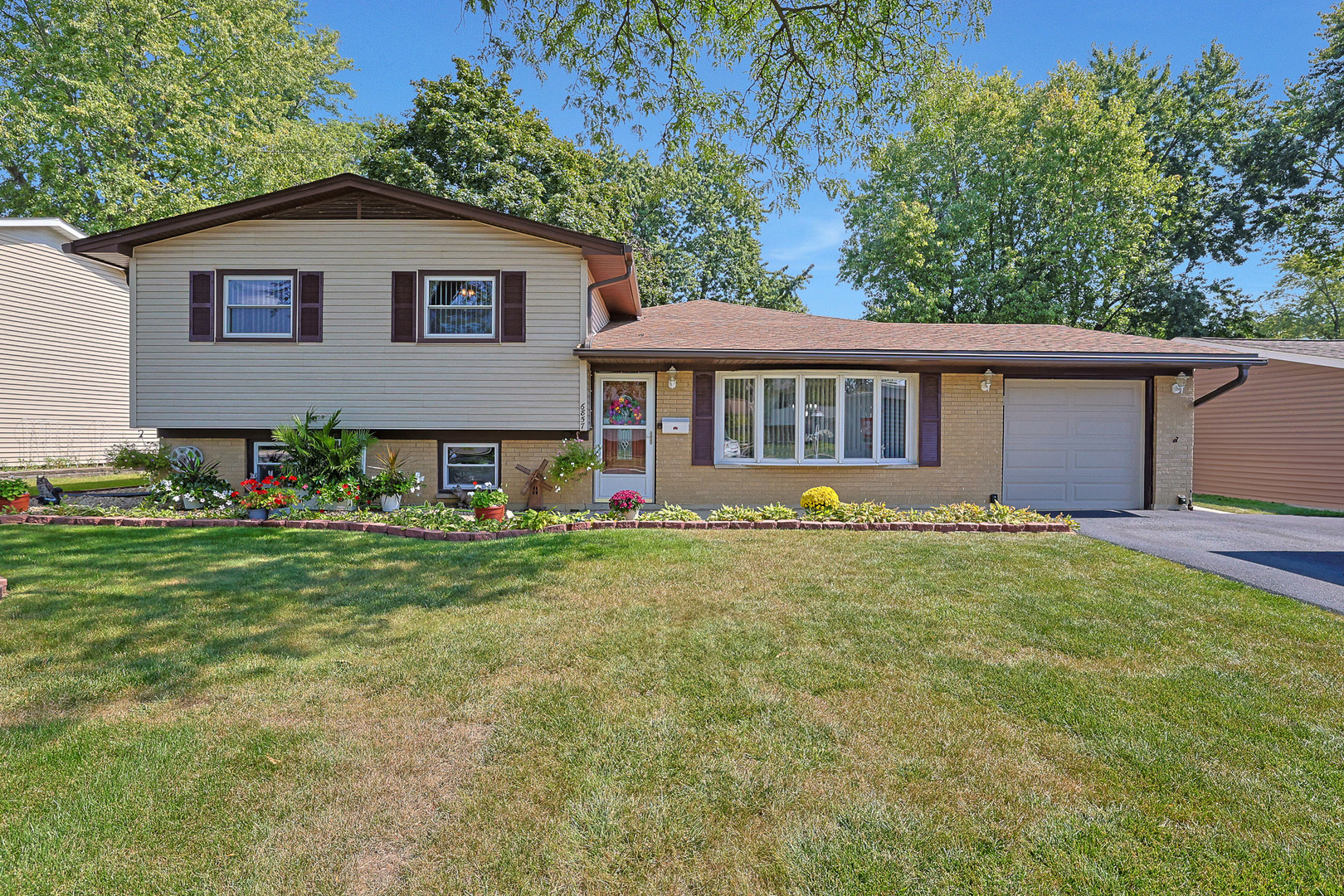 6857 Hawthorne Lane, Hanover Park, IL 60133