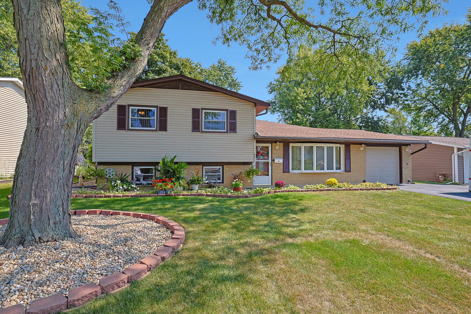 6857 Hawthorne Lane, Hanover Park, IL 60133
