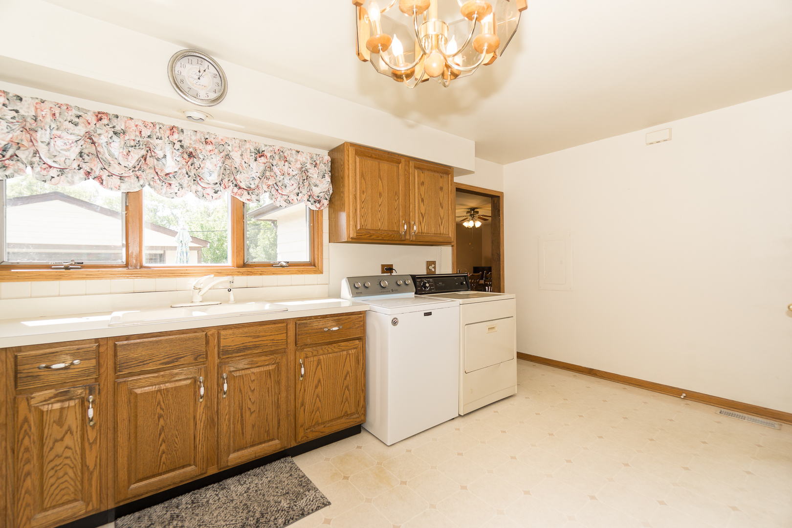 427 W Moreland Avenue, Addison, IL 60101
