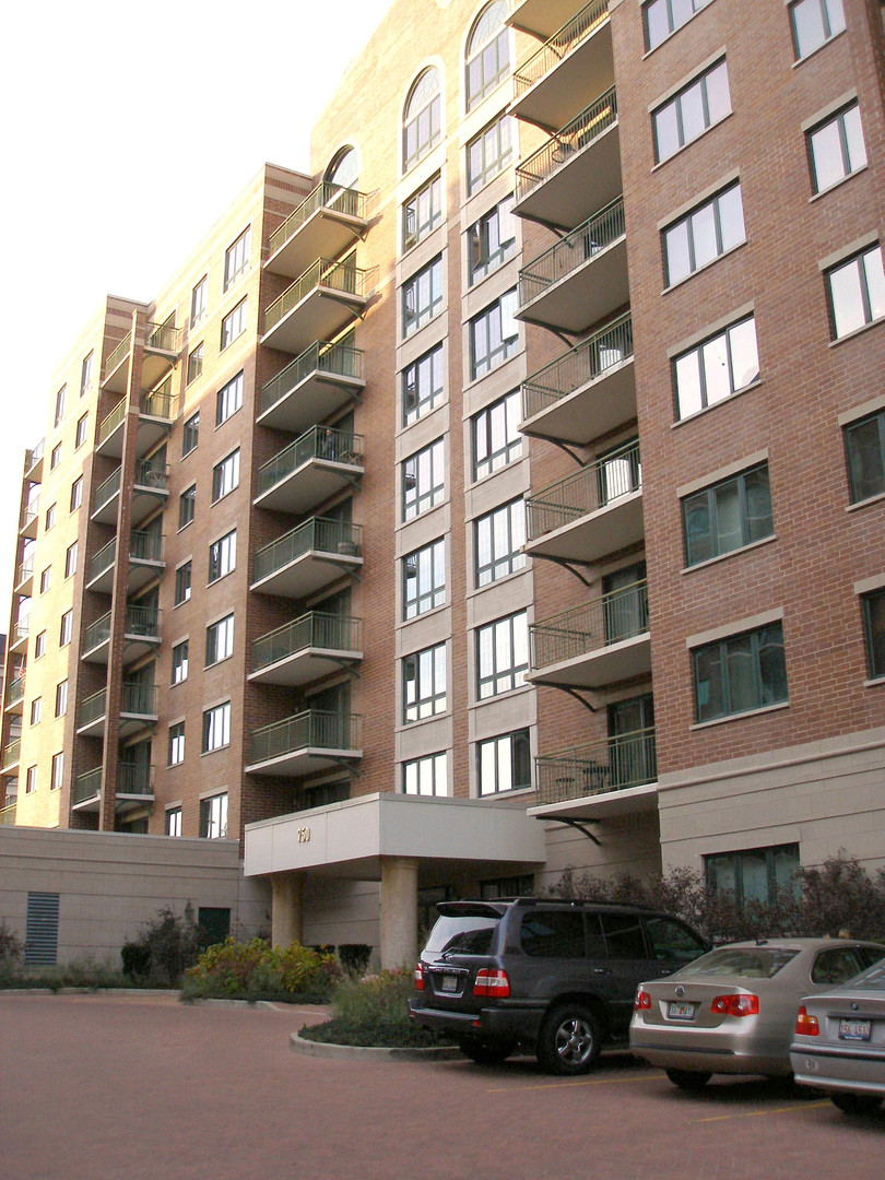 750 Pearson Street #812, Des Plaines, IL 60016