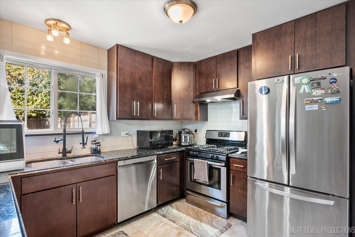 126 Pinehurst Drive, Mundelein, IL 60060