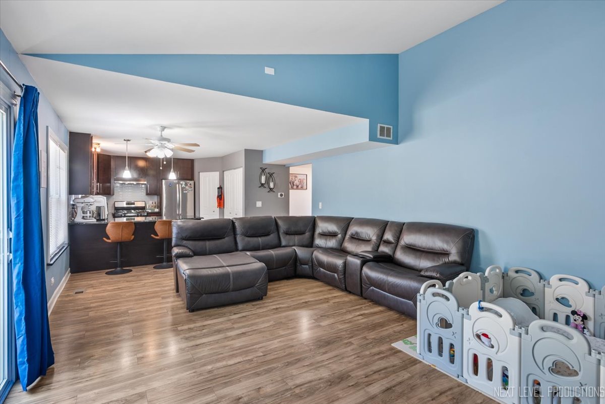 126 Pinehurst Drive, Mundelein, IL 60060