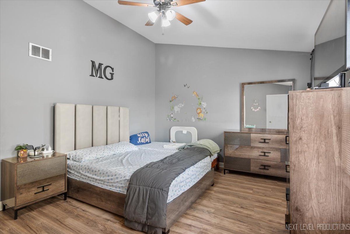 126 Pinehurst Drive, Mundelein, IL 60060