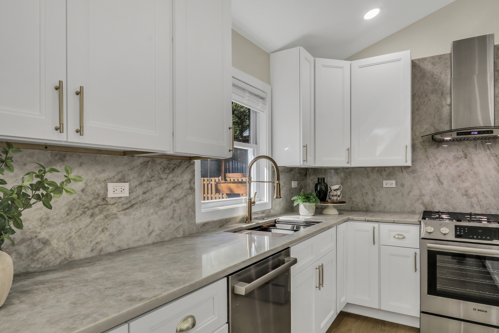 816 Juneway Avenue, Deerfield, IL 60015