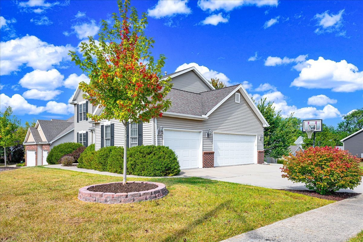 9 Willowbend Court, Bloomington, IL 61705