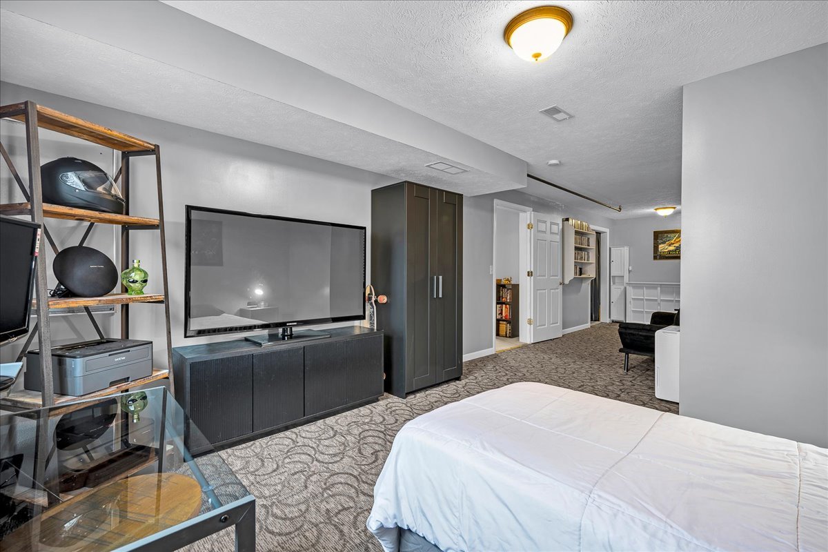 9 Willowbend Court, Bloomington, IL 61705