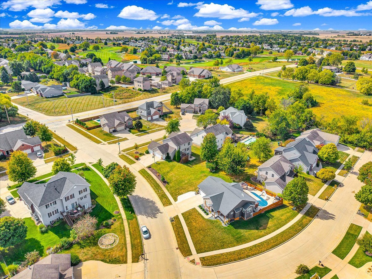 9 Willowbend Court, Bloomington, IL 61705