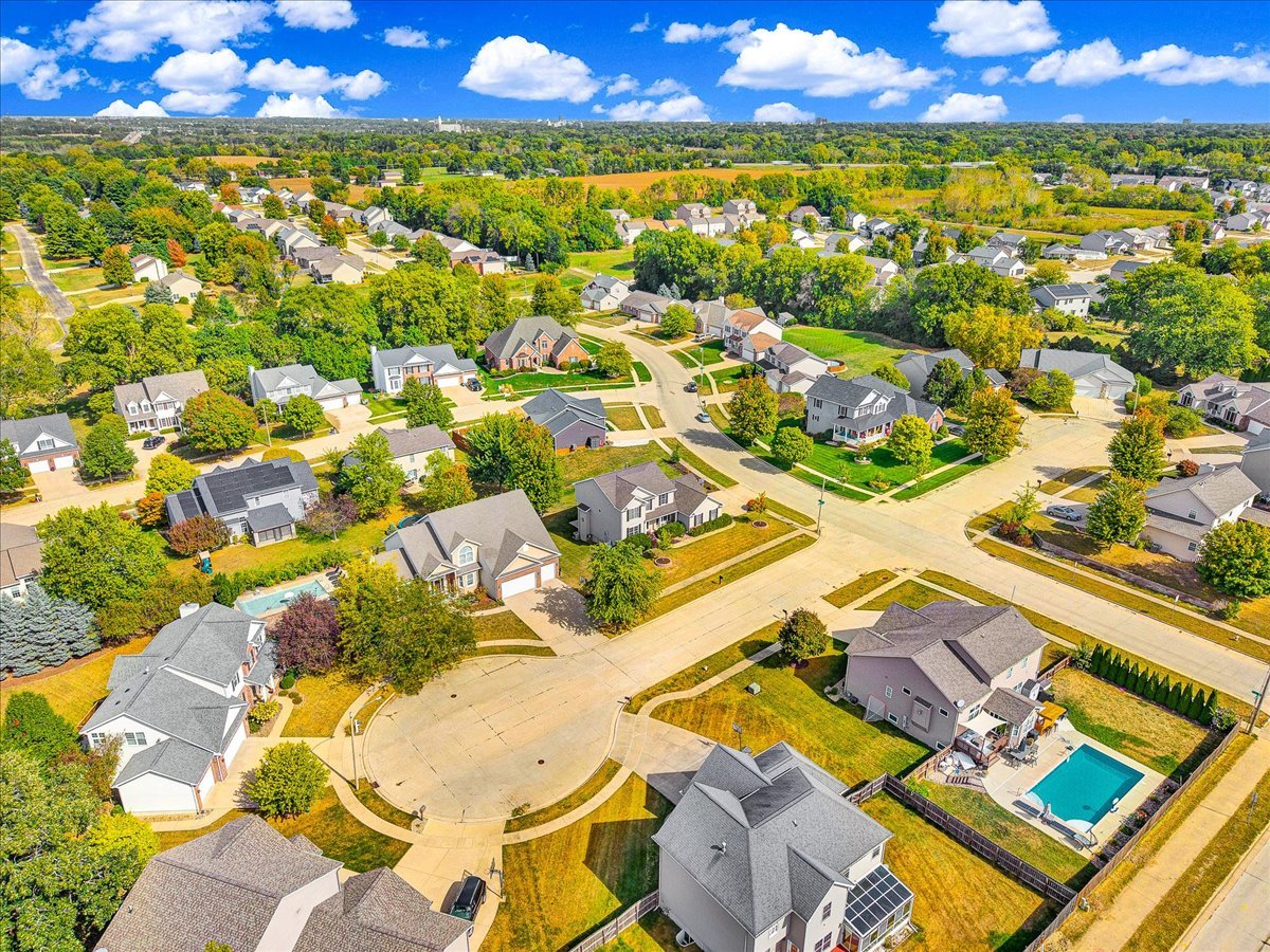 9 Willowbend Court, Bloomington, IL 61705