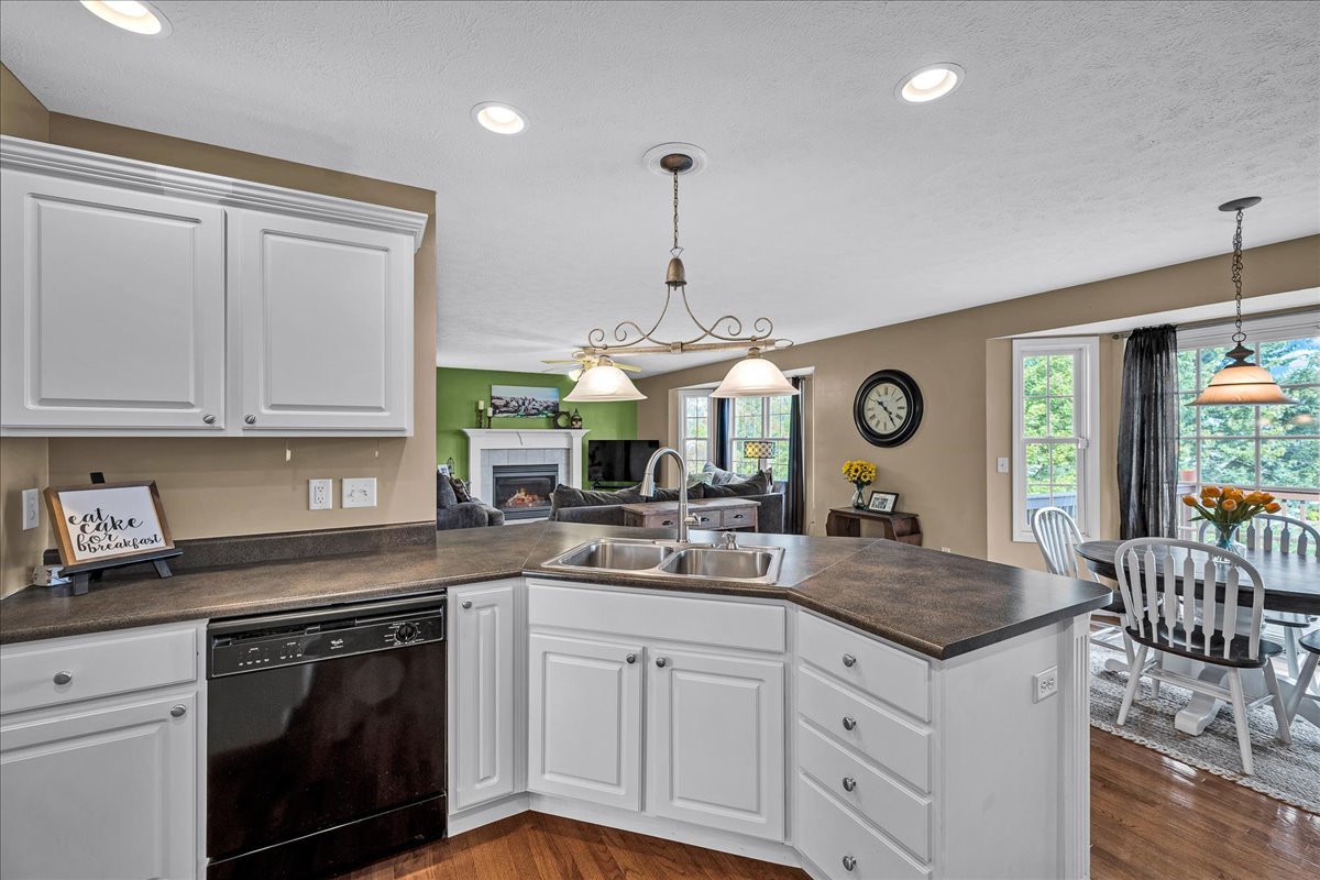 9 Willowbend Court, Bloomington, IL 61705