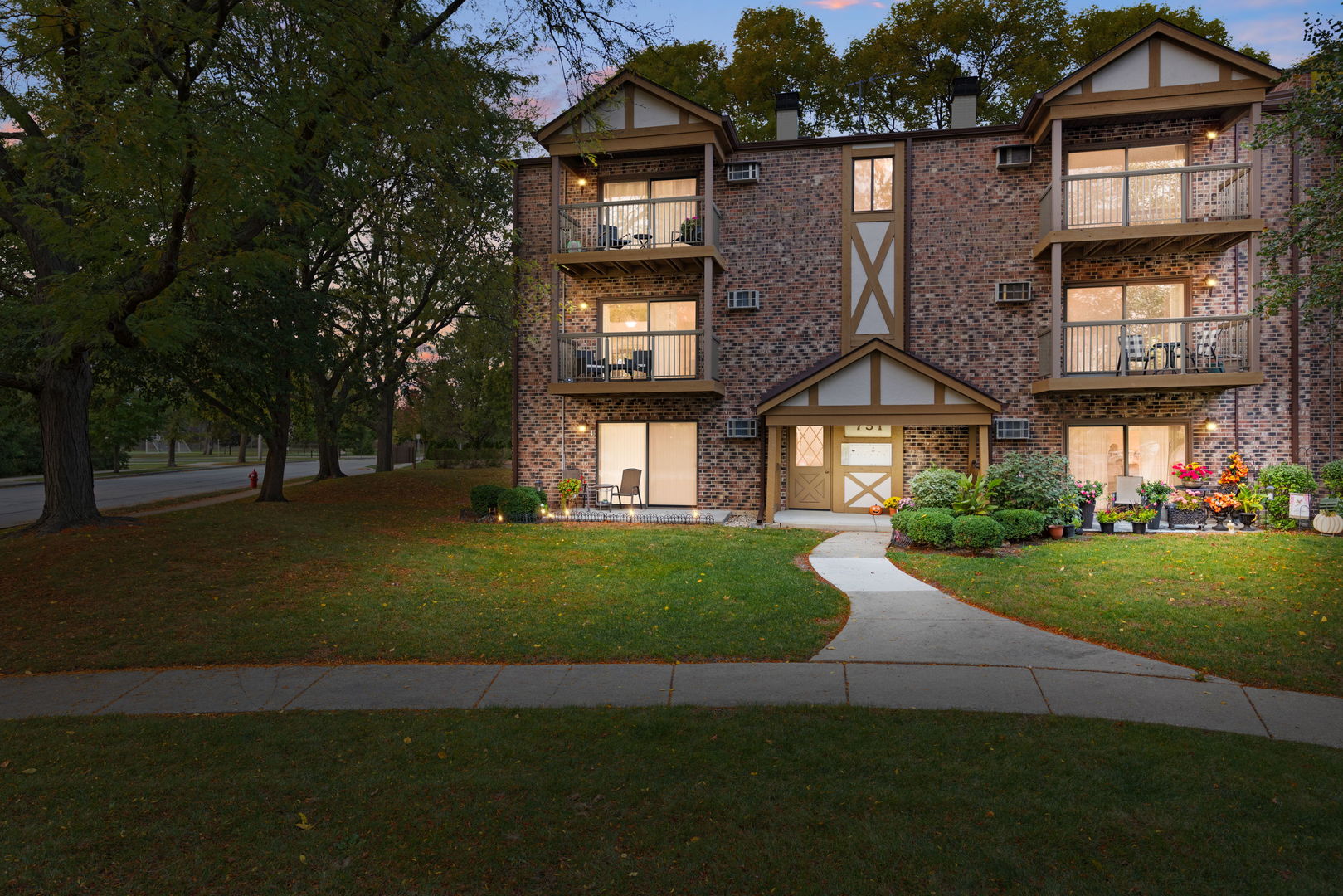 751 S DWYER Avenue #F, Arlington Heights, IL 60005