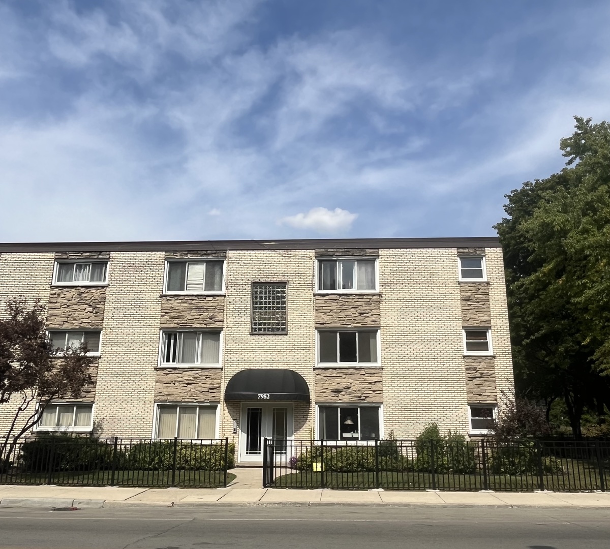 7952 Madison Street #3W, River Forest, IL 60305