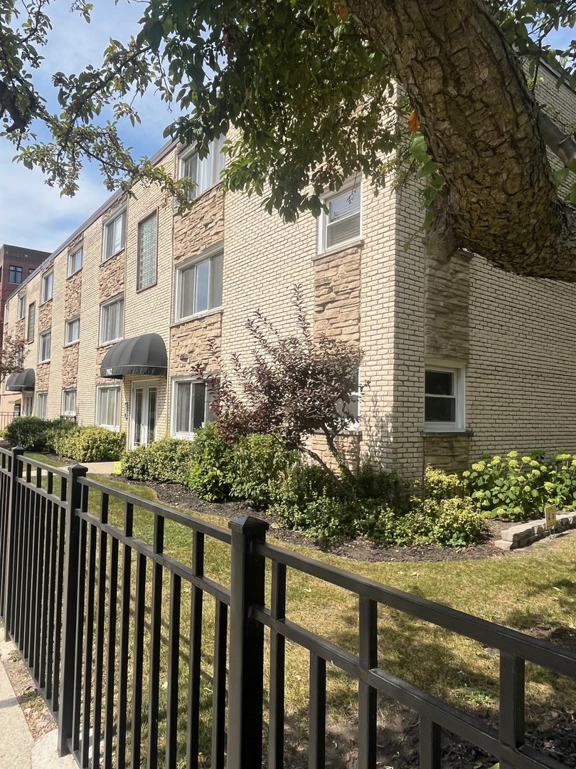 7952 Madison Street #3W, River Forest, IL 60305